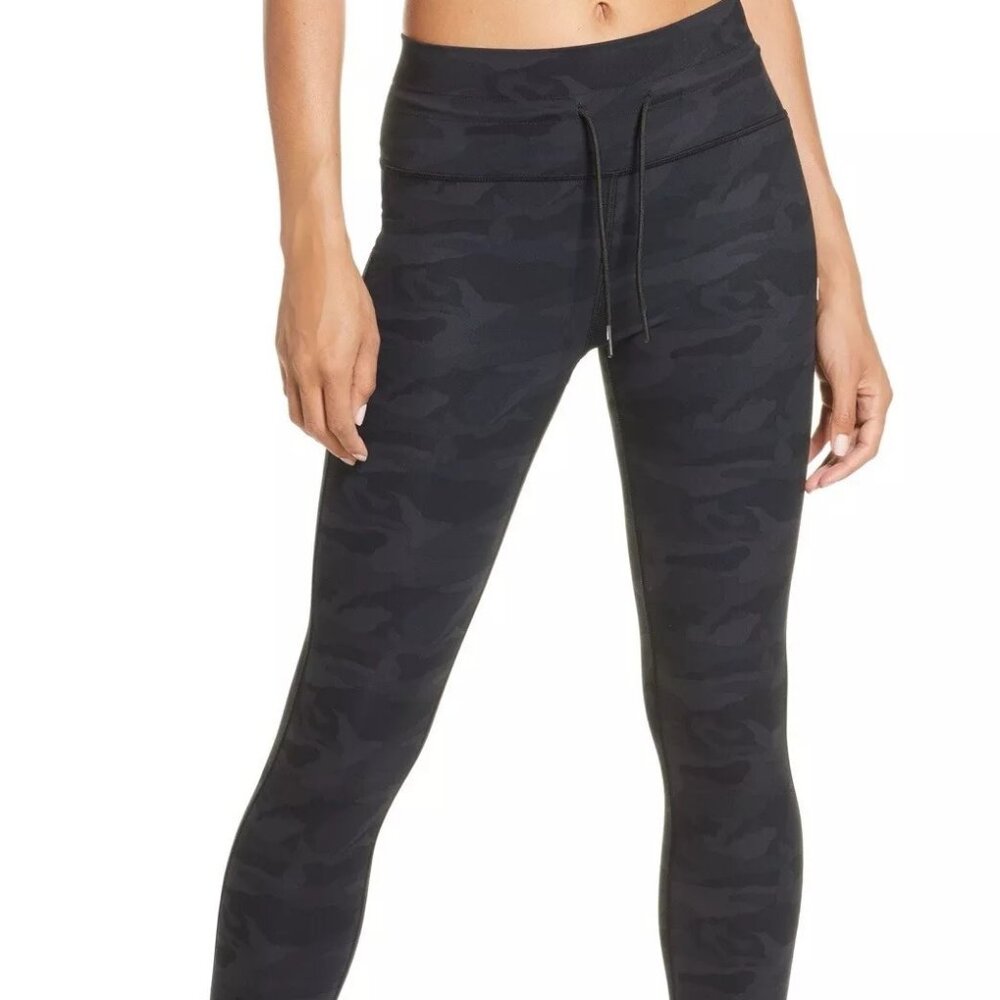 Vuori Daily Legging - Black Camo Large